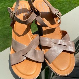 New, never worn Kork-Ease “BETTE“ platform wedge sandal in taupe. Women’s 10